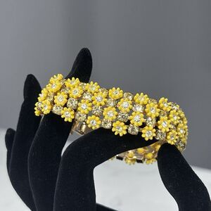 Vintage Rhinestone Flower Bracelet Yellow Daisy Gold Tone 7"